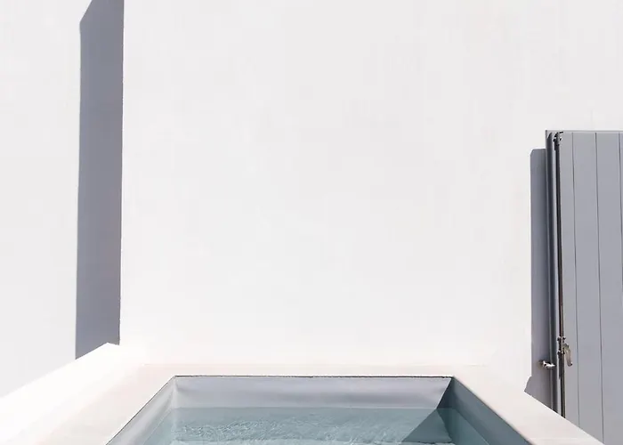 Poema מלון דירות אנטיפארוס