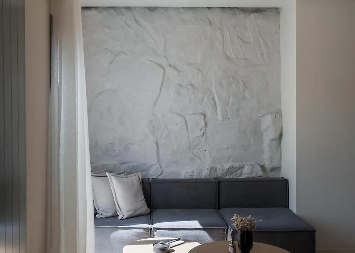 Poema אנטיפארוס